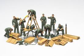 TAMIYA 1/48 WWII German Tank Crew (9) & Field Maintenance Set